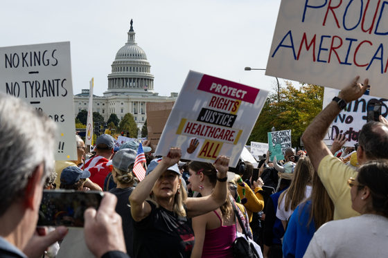   ワシントンD．C．で開かれた「ノーキングス（No Kings）」デモ。［EPA＝聯合ニュース］