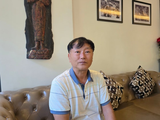 ボコール山でイチゴ農園を営むチャン・ジヨンさん（56）が、10月17日、プノンペン市内で中央日報の取材に応じた。チャンさんは、16日午前0時に発令された「旅行禁止令」の影響で、突然自宅に戻れなくなった。イ・ヨングン記者