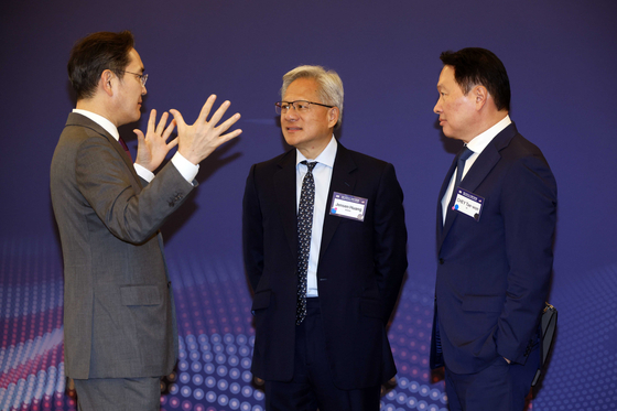 左からサムスン電子の李在鎔会長、エヌビディアのジェンスン・フアンCEO、SKの崔泰源が8月の韓米ビジネスラウンドテーブルで対話している。［写真 大統領室写真記者団］