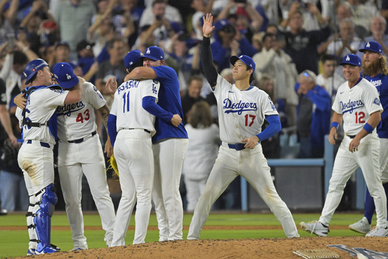   ワールドシリーズ進出を確定して喜ぶ大谷とドジャースの選手たち。［写真 ロイター＝聯合ニュース］