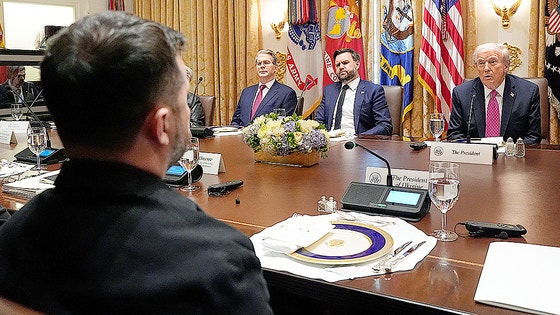 米国のドナルド・トランプ大統領（右）が17日（現地時間）、ウクライナのウォロディミル・ゼレンスキー大統領との首脳会談で発言している。［写真 AP＝聯合ニュース］