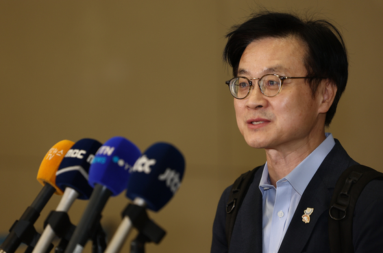 韓米関税交渉に向け米国に出国した産業通商部の金正官長官が20日に仁川国際空港に帰国し取材陣の質問に答えている。［写真 聯合ニュース］