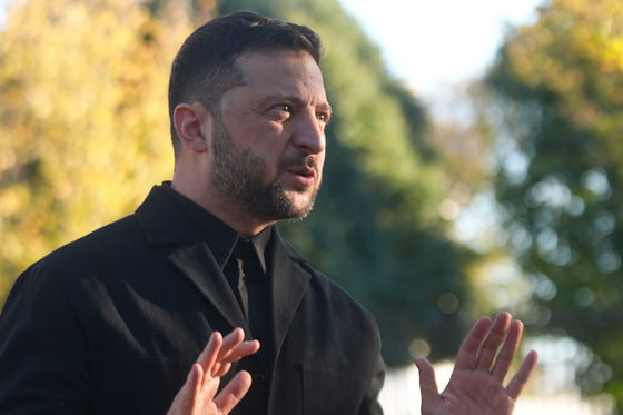   トランプ大統領と会談を終えた後取材陣と対話するゼレンスキー大統領。［写真　AP＝聯合ニュース］