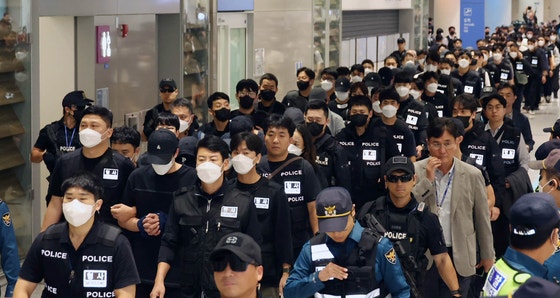 カンボジア当局の犯罪団地取り締まりで摘発・拘禁されていた韓国人たちが、10月18日、仁川（インチョン）空港を通じて送還される様子。共同取材団［ニュース1］
