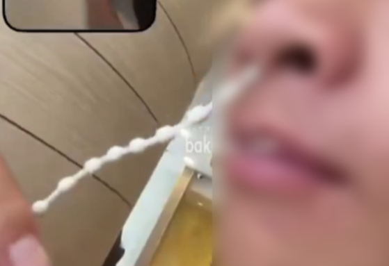 日本で、ある男性がファストフード店のブラインドの昇降コードを鼻の中に入れる動画が拡散し、物議を醸している。［X（旧ツイッター） キャプチャー］