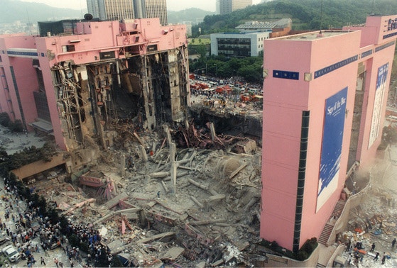 1995年6月江南（カンナム）の中心にあった三豊百貨店5階建物が崩壊して500人を越える市民が犠牲になった。［中央フォト］