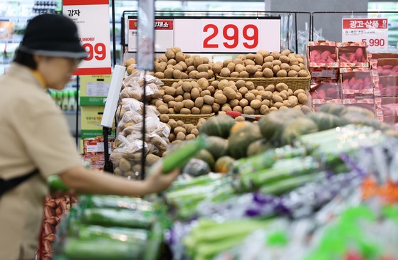 この5年間で衣食住物価が消費者物価全体より早く上がり実際の物価と体感物価間の乖離が大きくなったことがわかった。写真はソウルの大型マートで買い物をする市民。［写真 ニュース1］