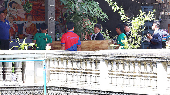 韓国国立科学捜査研究院の法医解剖医、警察庁および法務部関係者、カンボジア警察が20日、プノンペン中心部のTuek Thla寺院で大学生のパクさん（22）の遺体の合同解剖を終え、同日夜の遺骨送還に先立って火葬の手続きを見守っている。［写真 ニュース1］