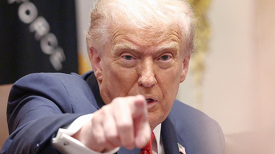 トランプ米大統領が20日にホワイトハウスでオーストラリアのアルバニージー首相との会談中に取材陣を指でさしている。［写真 ロイター＝聯合ニュース］