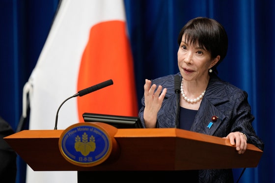 21日、東京の首相官邸で高市早苗新首相が記者会見を行っている。［写真 AP＝聯合ニュース］
