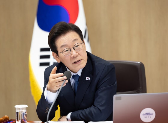 韓国の李在明（イ・ジェミョン）大統領が21日、ソウル竜山（ヨンサン）大統領執務室庁舎の国務会議室で開かれた第46回国務会議で発言している。［写真 大統領室］