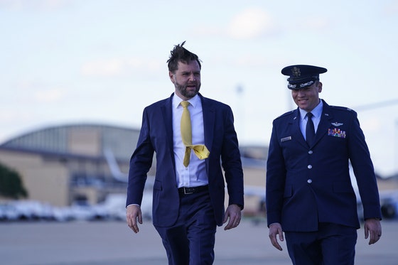 J・D・バンス米副大統領が20日（現地時間）、米メリーランド州アンドルーズ統合基地でイスラエルに向かう専用機の方へ歩いている。 ［AP＝聯合ニュース］