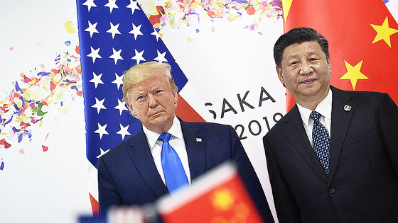 2019年に大阪で開かれた主要20カ国首脳会議で、ドナルド・トランプ米大統領（左）と中国の習近平国家主席が首脳会談を行っている。［AFP＝聯合ニュース］
