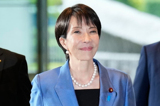 21日、日本の新しい首相に就任した高市早苗氏が、東京の首相官邸に入る様子。AP=聯合ニュース