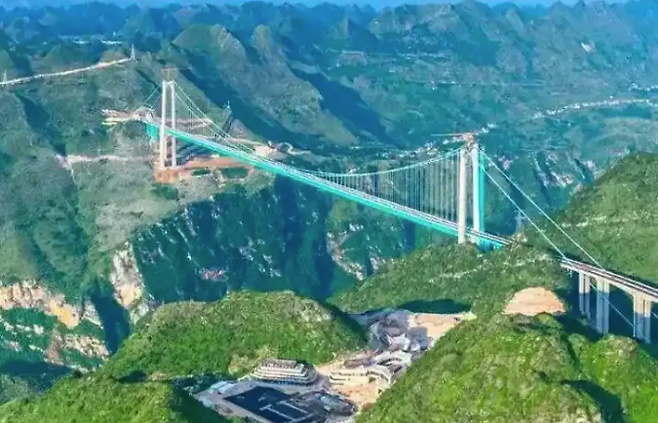 中国貴州省の花江峡谷大橋。［百度　キャプチャー］