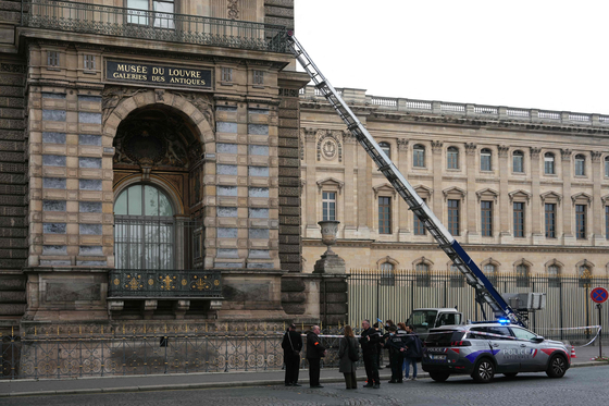   ルーブル美術館の窃盗団が犯行に使用したとみられる高所作業用の車両。［AFP＝聯合ニュース］