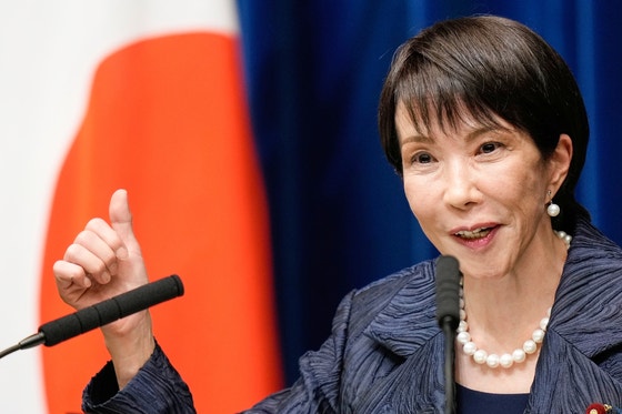 日本初の女性首相となった高市早苗氏が21日、東京の首相官邸で行われた記者会見で発言している。 ［AP＝聯合ニュース］