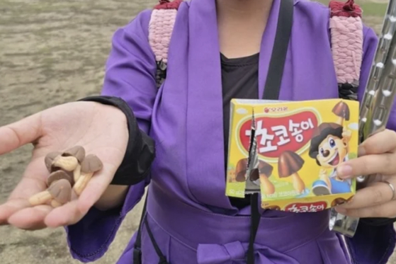 日本人インフルエンサーのAさんが観光地で見つけた韓国のお菓子。［コミュニティ キャプチャー］