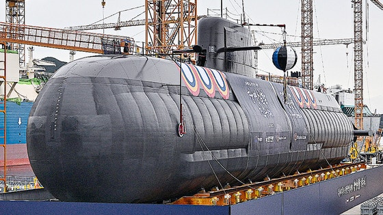 10月21日、張保皐（チャン・ボゴ）ⅢバッチⅡの1番艦「蔣英実」（3600トン級）が進水式を前に、ハンファオーシャン巨済（コジェ）事業所に展示されている。今日進水する「蔣英実」は、韓国の独自技術で建造された世界最高水準のディーゼル潜水艦で、一層強化された精密打撃能力と水中作戦能力をもとに、さまざまな安全保障上の脅威に効果的に対応できる。［写真 韓国海軍］
