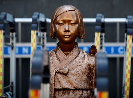 8月、ソウルの旧日本大使館前にある平和の少女像。［写真 聯合ニュース］