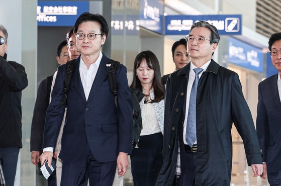 韓国の金容範(キム・ヨンボム)大統領室政策室長(右)と金正官(キム・ジョングァン)産業通商部長官が、韓米関税交渉の後続協議のため22日、仁川(インチョン)国際空港から米国ワシントンD.C.へ向けて出国している。キム・ギョンロク記者