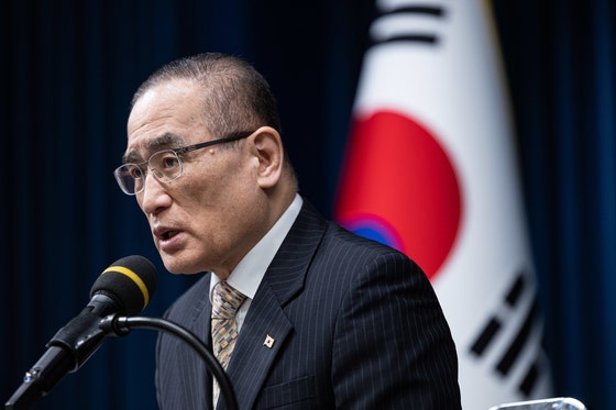 韓国の魏聖洛（ウィ・ソンラク）国家安保室長が17日、ソウル竜山（ヨンサン）大統領室庁舎でカンボジアイシューに関する具体的な対応状況についてブリーフィングを行っている。［写真 ニュース1］