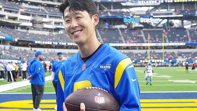 ロサンゼルスFCの孫興慜（ソン・フンミン）がNFLロサンゼルス・ラムズのホーム球場を訪れた。 ［ロイター＝聯合ニュース］