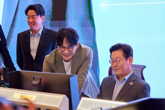李在明大統領が15日に開かれたゲーム現場懇談会で、クラフトンの新作ゲーム「インゾイ」を体験している。［写真 大統領室］