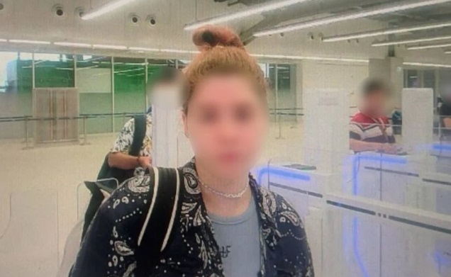 ベラルーシ出身のモデルで歌手のベラ・クラフツォワさんがバンコクのスワンナプーム空港で自動出入国ゲートを通過する姿。［写真 タイ移民局］