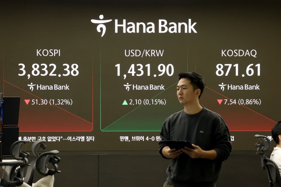 韓国総合株価指数（KOSPI）が反落で始まった23日午前、ソウル中区（チュング）ハナ銀行本店のディーリングルームのボードに、KOSPI指数が前日比51．30ポイント（1．32％）下落した3832．38で取引されている様子が映し出されている。［写真 ニュース1］