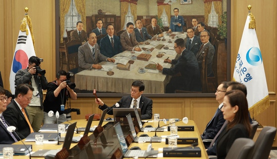 韓国銀行の李昌鏞（イ・チャンヨン）総裁が10月の金融通貨委員会金融政策方向会議を進めている。［写真 韓国銀行］