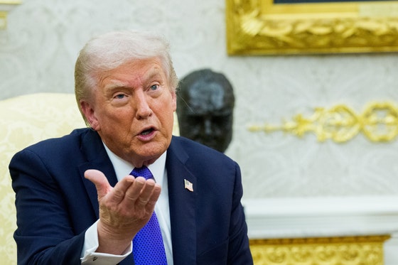 トランプ米大統領が22日、ホワイトハウスで北大西洋条約機構（NATO）のルッテ事務総長との会談中に取材陣の質問に答えている。［写真 EPA＝聯合ニュース］