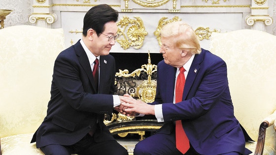 韓国の李在明（イ・ジェミョン）大統領が8月25日（現地時間）、米国ワシントンD．C．のホワイトハウス・オーバルオフィスでドナルド・トランプ大統領と韓米首脳会談を行っている。［写真 大統領室写真記者団］