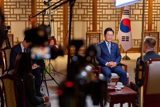 22日、竜山（ヨンサン）大統領室でCNNのインタビューに応じた李在明（イ・ジェミョン）大統領 ［写真 大統領室］