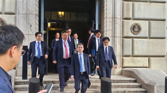詰めの関税交渉を行うために、米国を訪問した韓国の金容範(キム・ヨンボム)大統領室政策室長(中央)と金正官(キム・ジョングァン)産業通商部長官(右)は22日(現地時間)、ワシントンD.C.の商務省庁舎でハワード・ラトニック商務長官との協議を終えた後、移動している。この日、金室長は「一部進展があった」と述べた。カン・テファ特派員