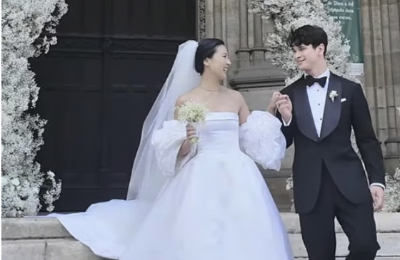 8月、フランス・パリのジバンシィ家が所有する聖堂で執り行われた、ジバンシィ創業者の子孫ショーン・タフィン・ド・ジバンシィ氏とチョン・ダヘさんの結婚式。［SNS キャプチャー］