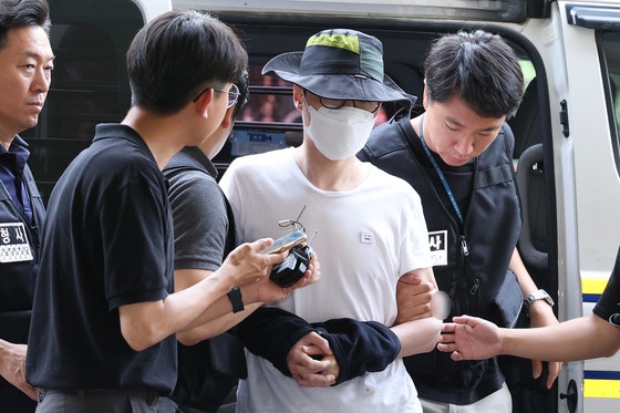 マンションの隣人に日本刀で切りつけて死亡させた疑いがもたれているペク容疑者が、昨年8月1日午前、ソウル麻浦区（マポグ）のソウル西部地方裁判所で開かれた拘束前被疑者審問（令状実質審査）のために出頭している。［写真 ニュース1］