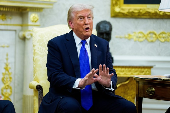 22日（現地時間）、米ホワイトハウスのオーバルオフィスで取材陣の質問に答えるトランプ米大統領 ［EPA＝聯合ニュース］