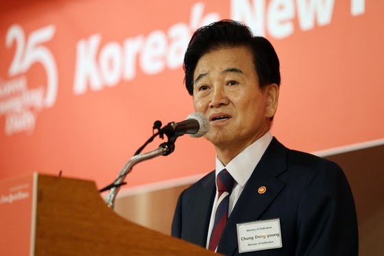 今月16日午前、ソウル中区のロッテホテルで開催されたコリア中央デイリー創立25周年記念式で基調講演をした鄭東泳（チョン・ドンヨン）統一部長官 ［ニュース1］