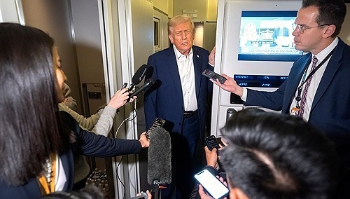 アジア訪問中に機内で報道機関と問答するトランプ大統領。［写真 AP＝聯合ニュース］