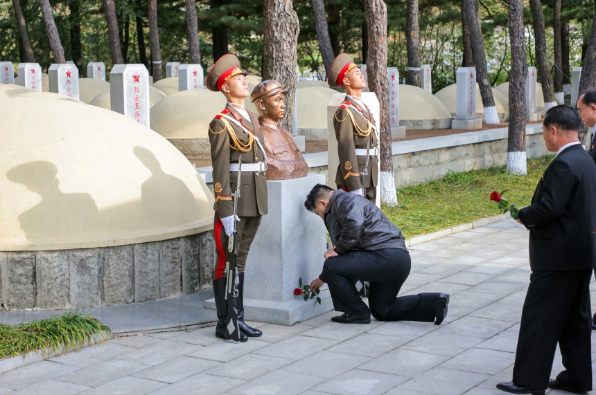 朝鮮労働党機関紙の労働新聞は25日、「金正恩同志が中国人民志願軍朝鮮戦線参戦75周年際し24日に平安南道桧倉郡にある中国人民志願軍烈士陵園を訪れ烈士に崇高な敬意を表した」と報道した。［写真 労働新聞＝ニュース1］