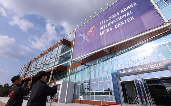 2025年慶州（キョンジュ）アジア太平洋経済協力（APEC）首脳会議ウィーク開幕を翌日に控えた26日、慶尚北道（キョンサンブクド）慶州和白（ファベク）コンベンションセンターの屋外敷地に設けられた国際メディアセンター（IMC）が運営を開始した。［写真 ニュース1］