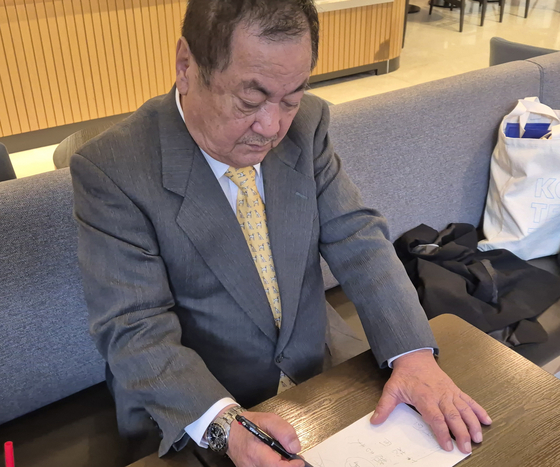 今月23日午後1時30分ごろ、ソウル西大門区(ソデムング)の東北亜歴史財団ビル1階にあるカフェで、「『竹島の日』を考え直す会」のチョ・ギルブ(82)氏が独島(ドクト、日本名・竹島)と鬱陵島(ウルルンド)、日本を紙に描きながら説明している。チョン・ユル記者