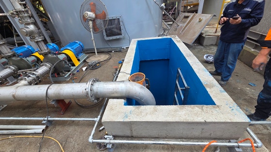 25日午前11時31分ごろ、慶州市安康邑（キョンジュシ・アンガンウプ）の斗流（ドゥリュ）工業地域にある亜鉛加工業者の地下貯水槽で作業をしていた労働者4人が窒息で倒れ、うち2人が死亡した。事故が発生した現場の様子。［写真　慶北消防本部］