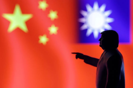 中国と台湾の国旗とトランプ米大統領。トランプ大統領の2期目の最初のアジア歴訪を控え、台湾の歴史と地位をめぐり米国と中国、台湾が激しい外交戦をしている。 ロイター