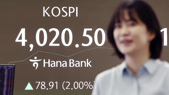 KOSPI指数が取引時間中に4000ポイントを突破した27日午前、ソウルのハナ銀行本店ディーリングルームのモニターにKOSPI指数が表示されている。［写真 ニュース1］