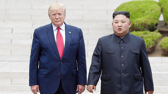 2019年6月、板門店（パンムンジョム）で会談したドナルド・トランプ米大統領（左）と北朝鮮の金正恩（キム・ジョンウン）国務委員長。［AP＝聯合ニュース］