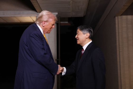 ドナルド・トランプ米国大統領（左）と徳仁天皇が27日、都内の皇居で会談し、握手を交わしている。徳仁天皇はトランプ大統領に対し、「またお会いできてうれしいです」と英語で伝えた。トランプ大統領は6年前の2019年、第1期政権当時に日本を訪れ、徳仁天皇と会ったことがある。［写真 AFP＝聯合ニュース］