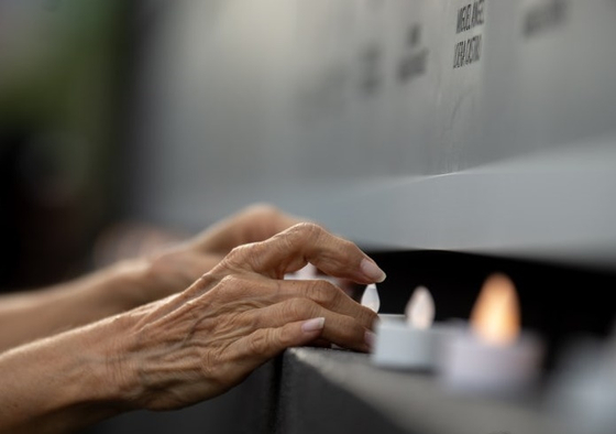 メキシコのカルテル犯罪で犠牲になった人たちを追悼する住民 ［EPA＝聯合ニュース］