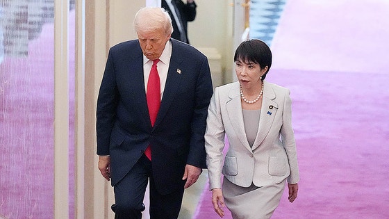 28日、東京の迎賓館赤坂離宮に到着したトランプ米大統領と高市早苗首相 ［AP＝聯合ニュース］